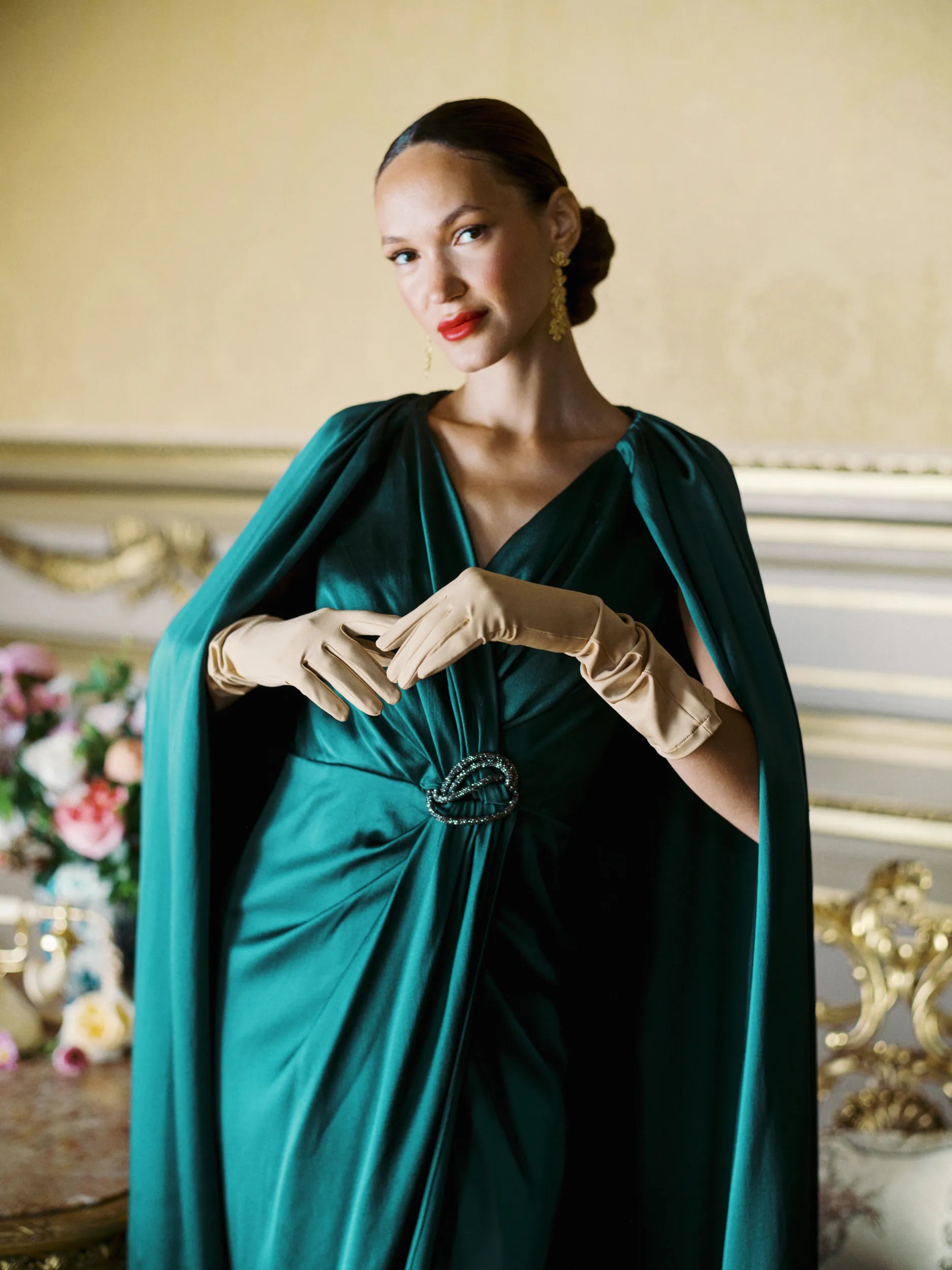 Glamorous woman wearing beige Ladyfinch gloves